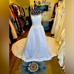 Stunning Oleg Cassini Wedding Gown